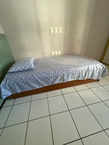 Vendo cama solteiro box de madeira maciça com baú , em bom estado 