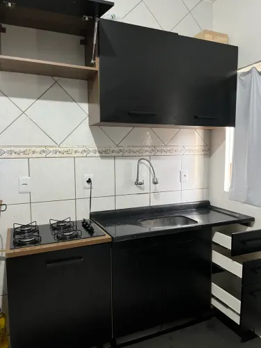 Cozinha com tampa em granito e fogão cooktop 