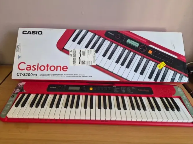 Teclado Casio CT S200 - pouco usado. Ótimo para iniciantes