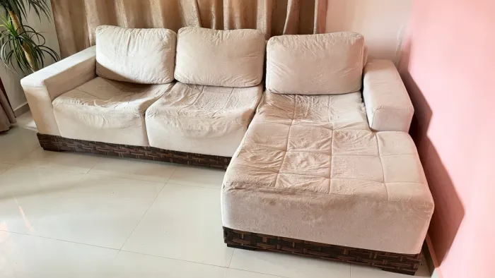 Sofá 3 assentos bege com base rústica de vime 