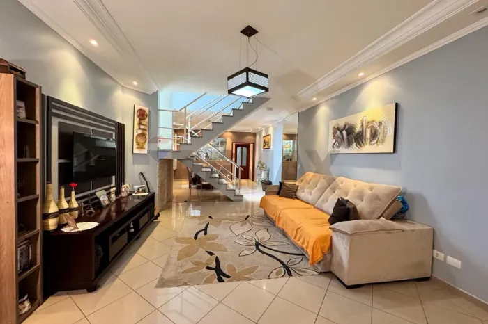 Casa na Vila Galvão - 3 suítes e 4 vagas!