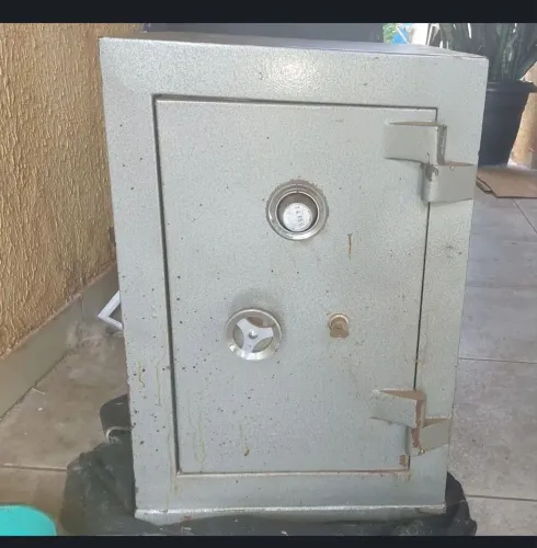 Cofre usado Mecânico Concretado s/ Segredo. Tem chave 