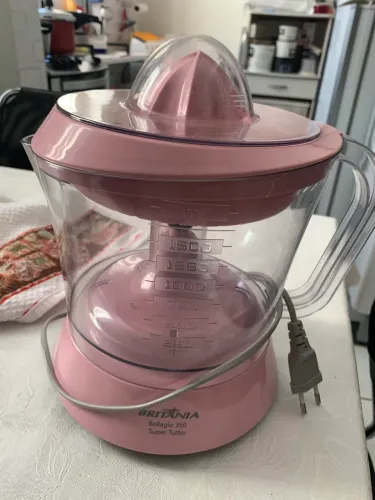 Espremedor de laranja BRITÂNIA cor rosa