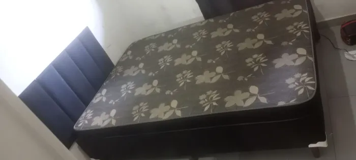 Vende-se cama de casal,por motivos de mudança
