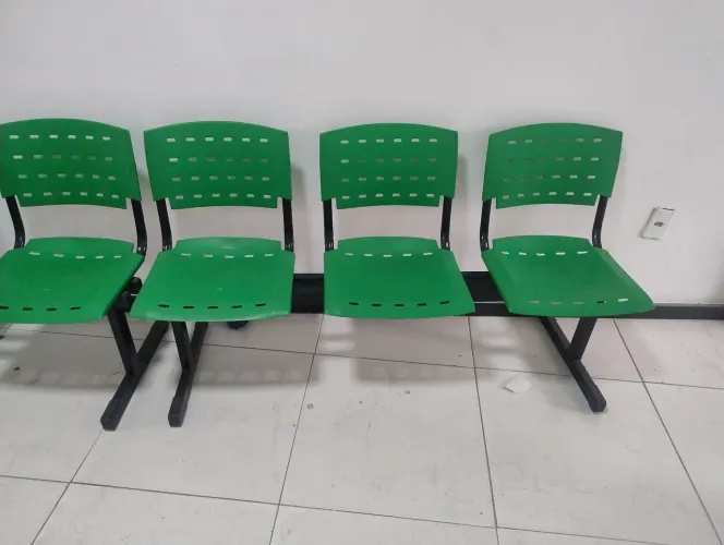 Duas Longarinas de Espera Usadas (3 Lugares Cada) - Cor Verde  