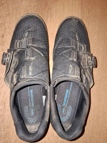 Sapatilha shimano com sistema de ajuste BOA e pedaleiras