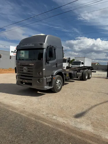 Volkswagen 24.250 6x2 no chassi 