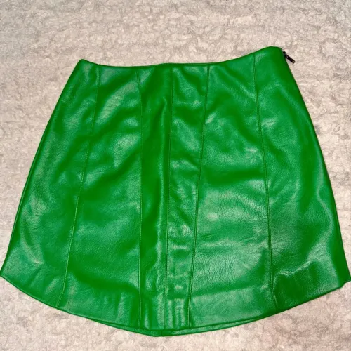 Saia verde de couro