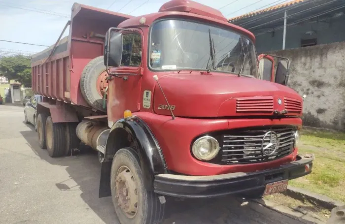 Mercedes 20-13 caçamba 