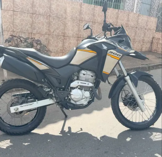 XRE 300 disponível