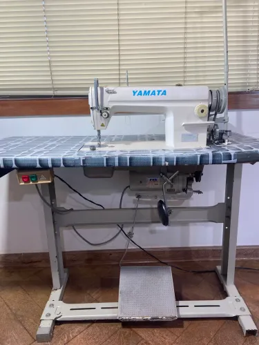 Máquina de costura Yamata
