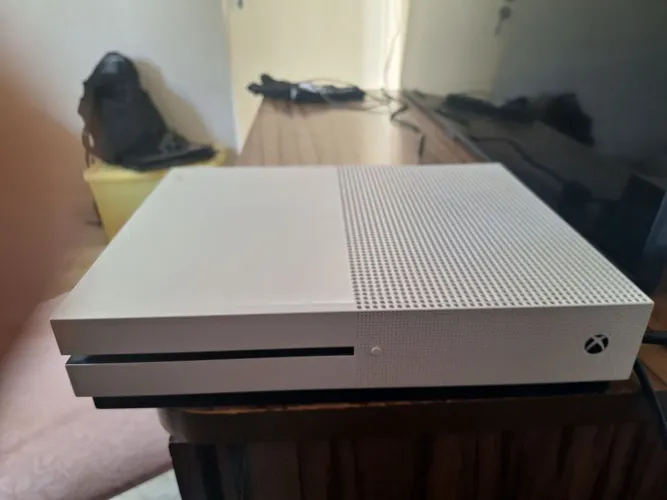 Xbox One S com 1T e já com alguns jogos.(negócio o preço)
