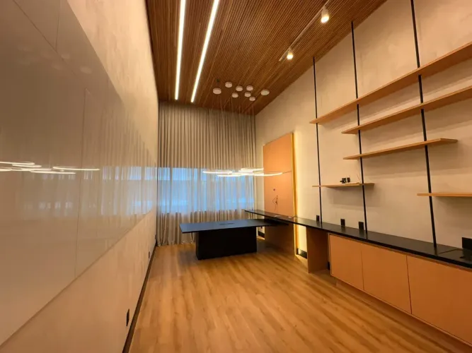 SALA COMERCIAL MOBILIADA NO SQUARE SC | 29,77 m² | 1 VAGA | SACO GRANDE