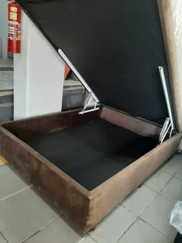 Cama bau - base bau casal com pés de madeira maciça