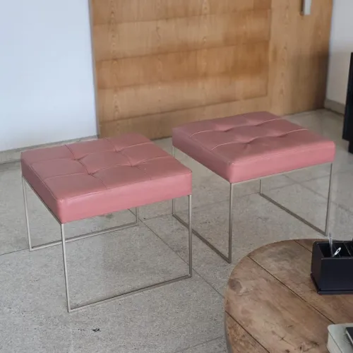 Puff com os pés cromados 