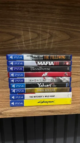 Lote com 9 Jogos Originais PS4 | Bloodborne, Ghost of Tsushima, Persona 5 e mais
