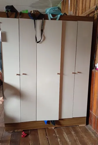 Vendo guarda roupa de solteiro no valor de 300 reais