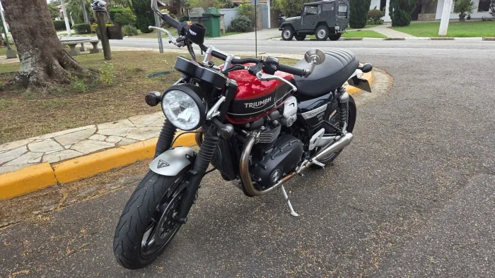 Triumph Speed Twin 1200 com 7.900km rodados. Impecável