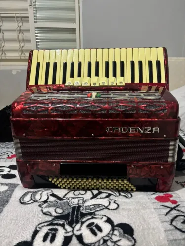 Sanfona Cadenza 80 baixos/ Semi nova/ acompanha capa