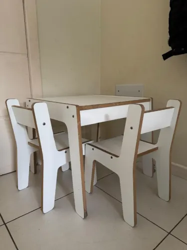 Mesa Infantil em MDF Branca 50x50 cm + 2 Cadeiras - Usada, Firme e em Ótimo Estado