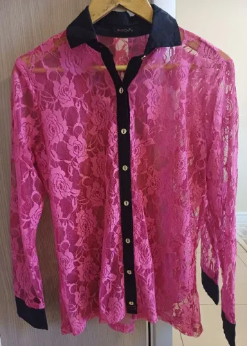 Vendo camisa em Renda Rosa