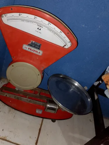 Vendo uma balança antiga bem conservada e funciona tudo normal