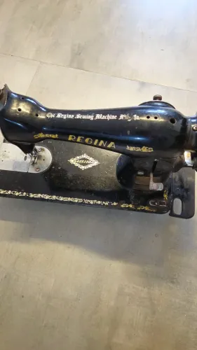 Máquina de costura antiga decorativa da marca Regina