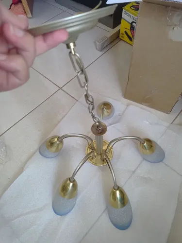 Lustre Pendente de Teto Vintage Dourado com 5 Braços e Cúpulas em Vidro
