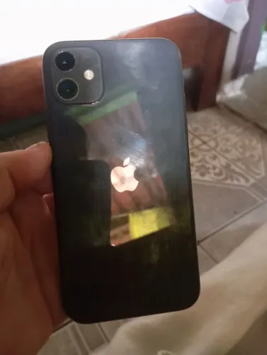 IPhone 11 pra retirada de peças molhou