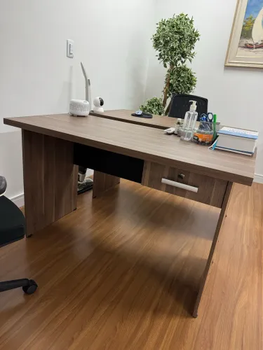 Mesa de escritório em MDF amadeirado