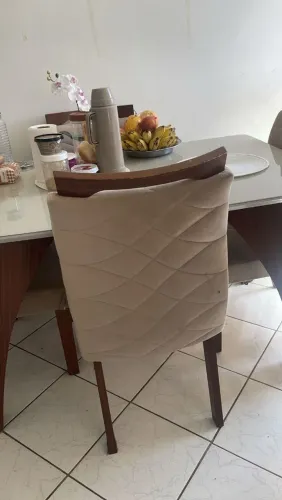 Mesa com quatro cadeiras 