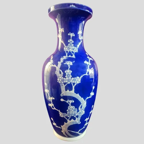 Par de vasos grandes estilo oriental azul e branco em porcelana