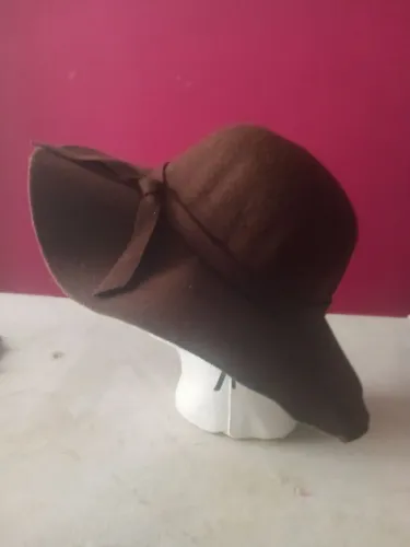 Chapéu marrom estilo floppy com laço decorativo