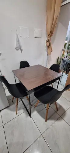 Mesa e cadeiras
