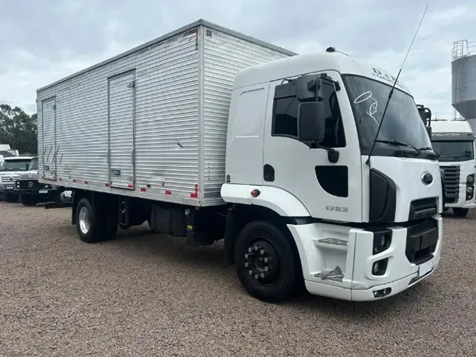 Ford Cargo 1723 4x2 Leito Ano 2013 Bau Furgao R$ 250.000,00 av