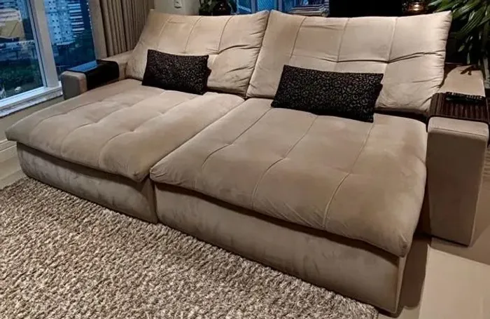 Sofá camurça cor Fendi, encosto e assento retráteis, 2,9m x 1,8m