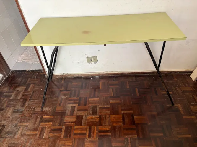 MESA EM FÓRMICA COM PÉS METÁLICOS - ESTILO RETRÔ
