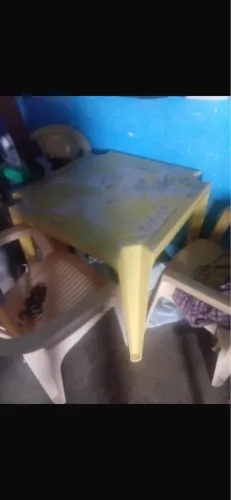 Vendo 3 mesas e 7 cadeiras