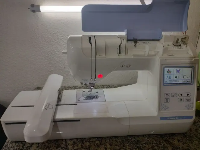 Vendo máquina de bordar BE 815 com bastidores e linhas