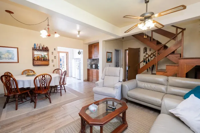 Casa à venda no Laranjal! 3 quartos (1 suíte), sala com lareira, 3 banheiros, área gourmet