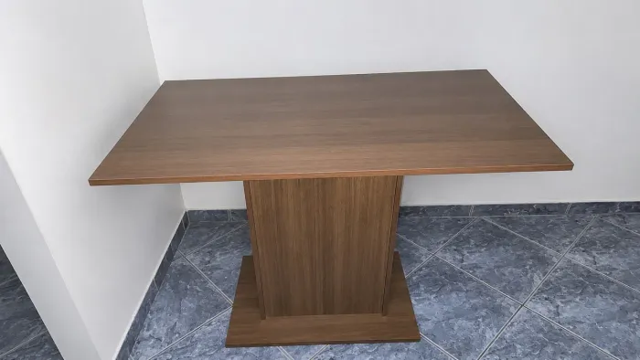 Mesa de madeira pequena