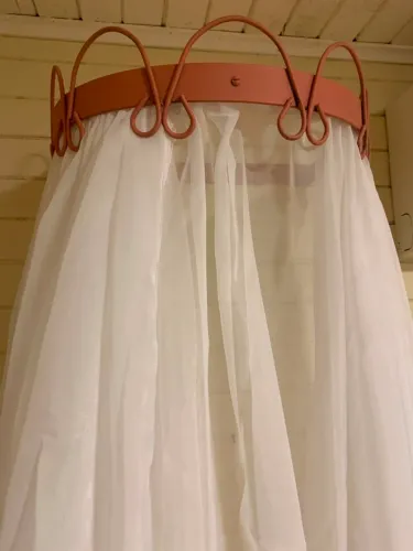 Dossel de parede rosé com mosquiteiro branco para berço