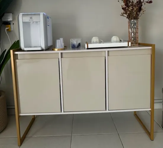 Aparador de água, estilo industrial moderno metal e off white, 4 meses de uso