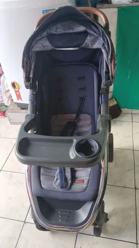 Vendo carrinho de bebê por 250,00