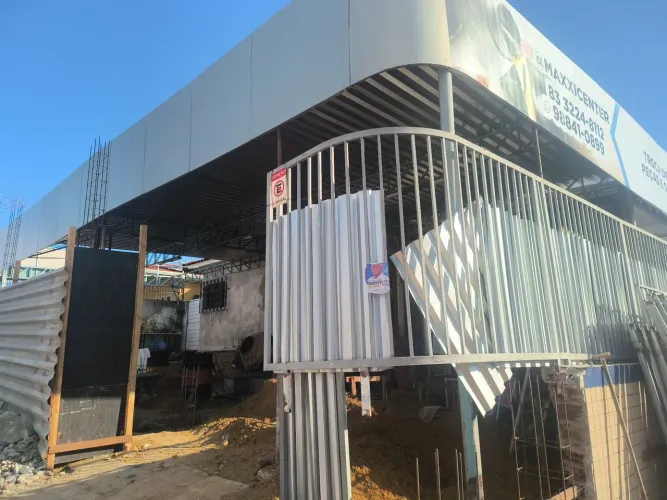 Cobertura metálica, telhas em alumínio, frente ACM