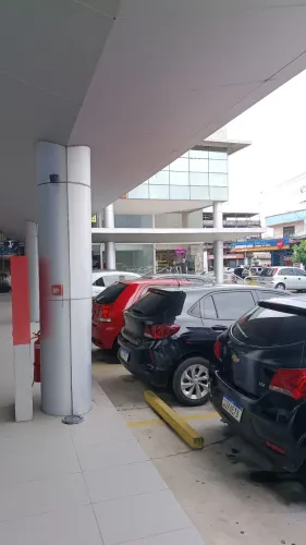 Salas comercias de esquina com mezanino. Vieiralves.