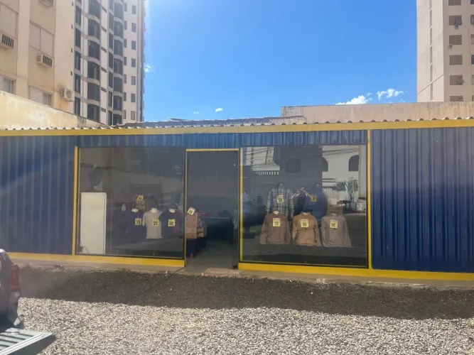 Alugo barato, imóvel p/ comércio em local estratégico e com amplo estacionamento. 
