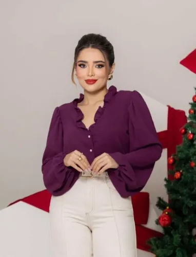 Blusa roxa de manga longa com babado