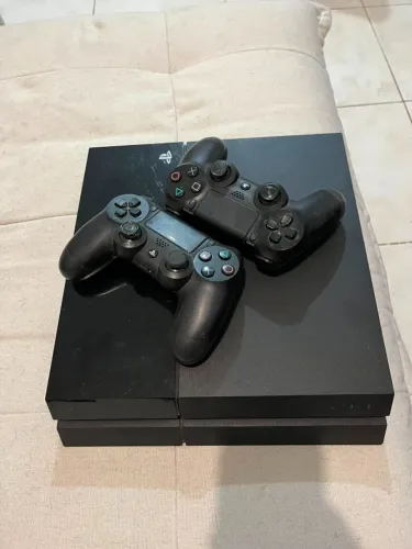 PS4 FAT + 4 jogos (mídia física)