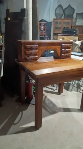 escrivaninha de madeira em estilo antigo (modelo tipo "xerife